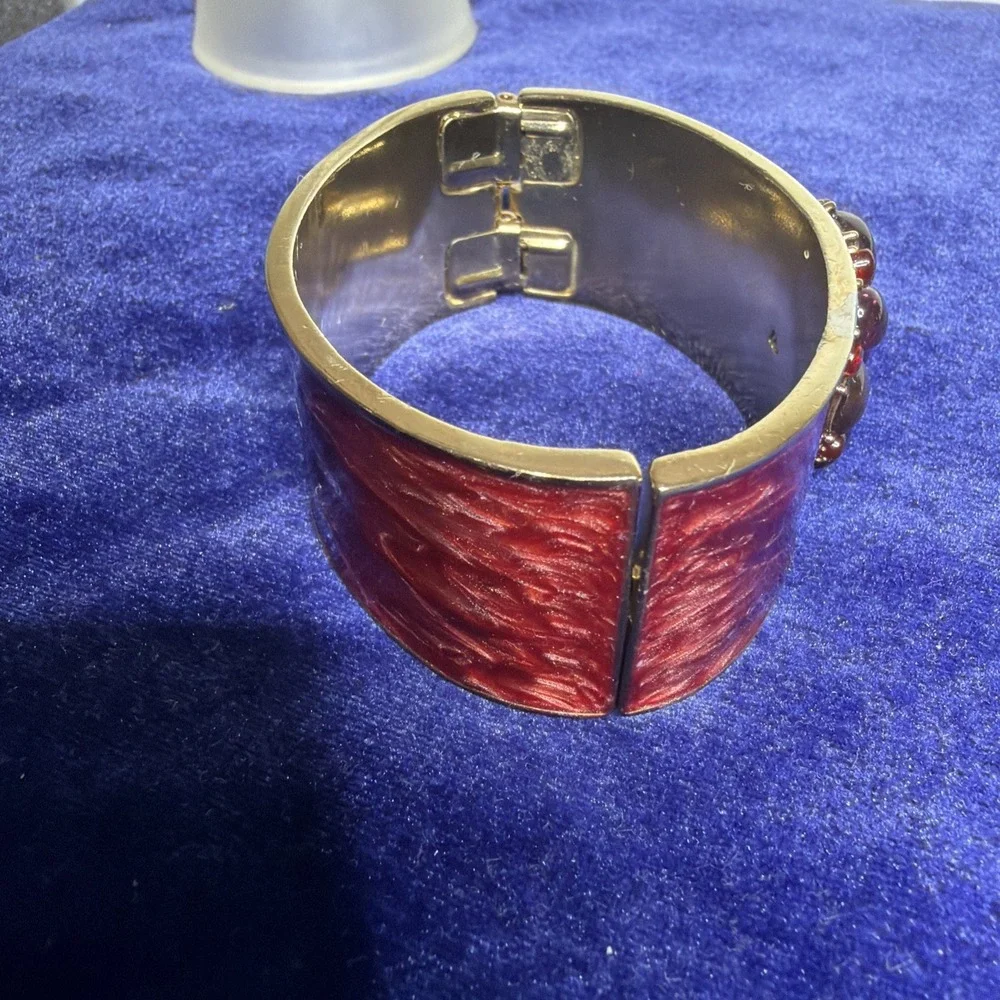 LC LIZ CLAIBORNE Burgundy Enamel Gold Tone Floral Cabochon Bangle